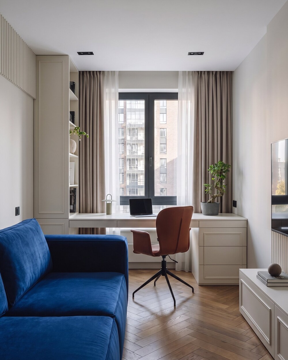 Дизайн апартаментов для ЖК «River Residences» в Москве: гардеробная за стеклом и два места для работы
