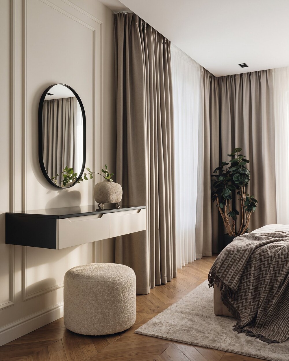 Дизайн апартаментов для ЖК «River Residences» в Москве: гардеробная за стеклом и два места для работы