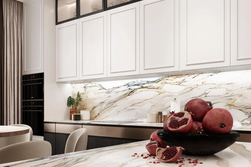 Отделка рабочей зоны кухни светлым мрамором, трёхъярусная кухня