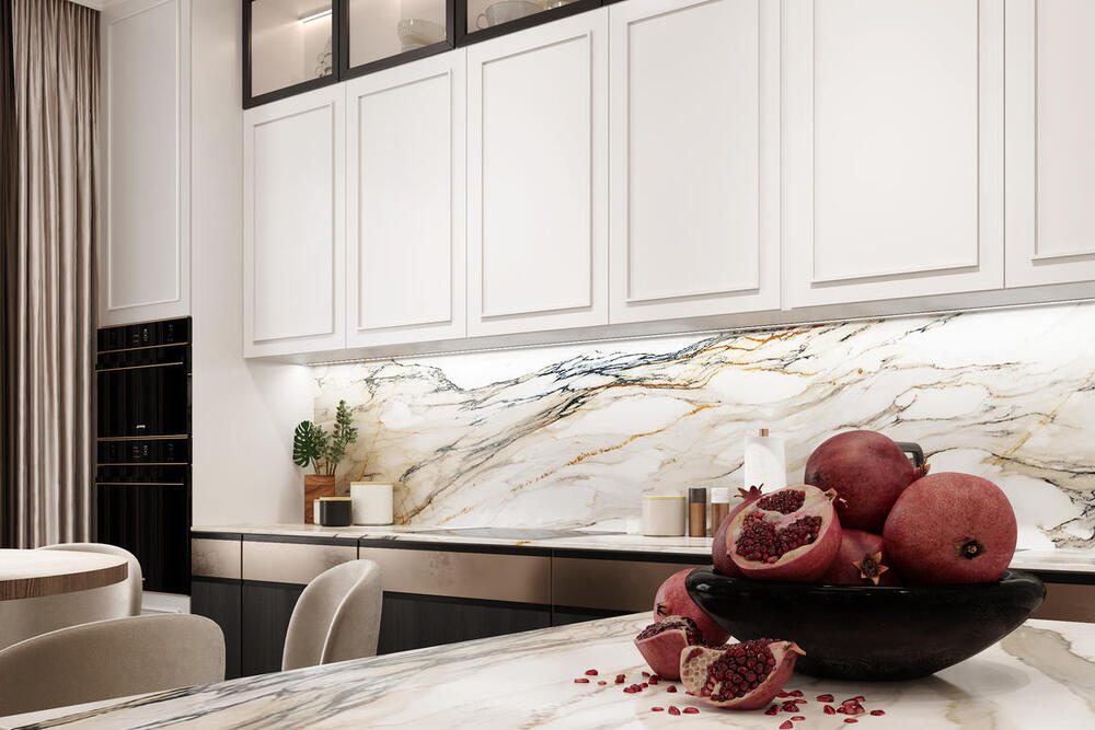 Отделка рабочей зоны кухни светлым мрамором, трёхъярусная кухня