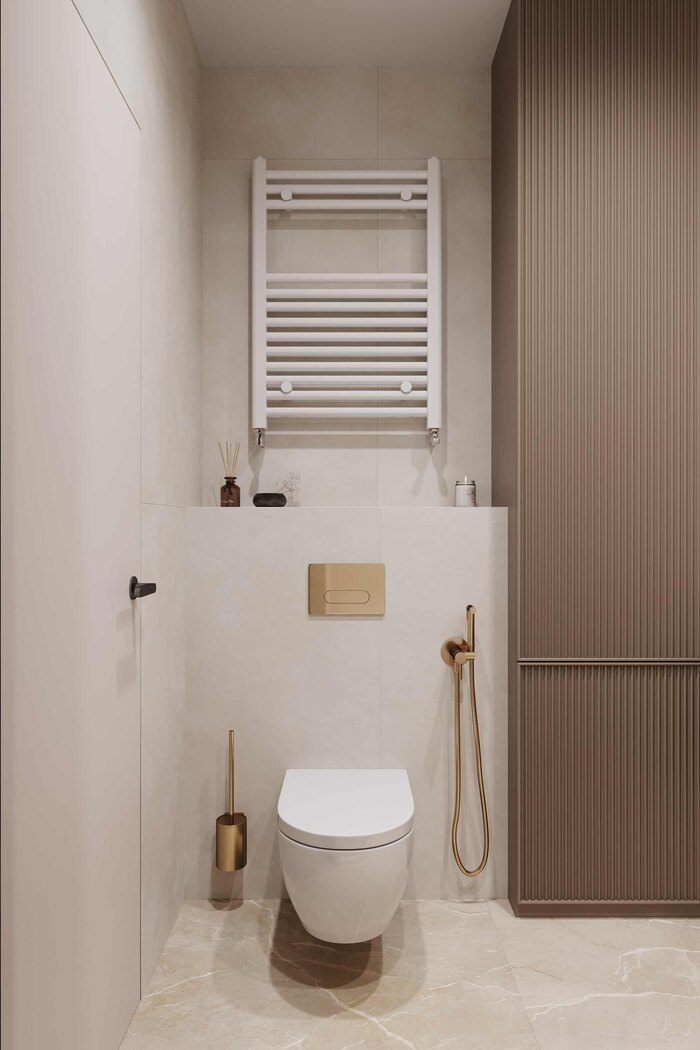 Мраморные стены с золотистыми деталями придают интерьеру роскошь и стиль