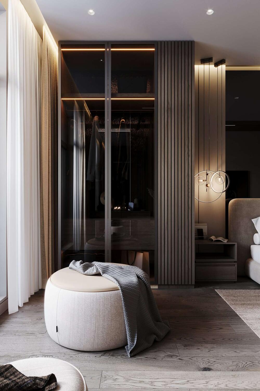 Яркая деталь в дизайне спального пространства это большой удобный пуф, хорошо использовать контрастные с отделкой цвета